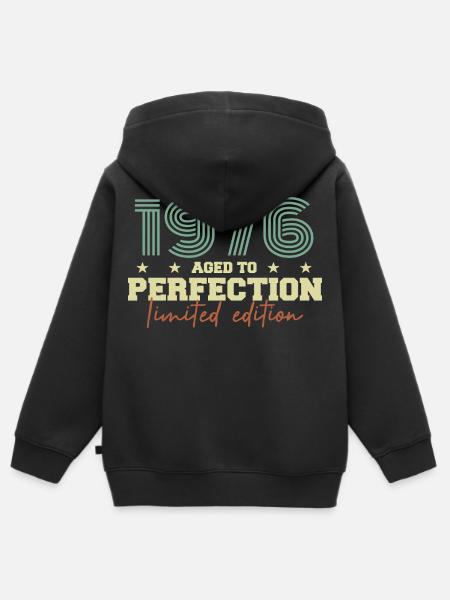 1976 - Kinder Premium Organic Zip Hoodie - Schwarz