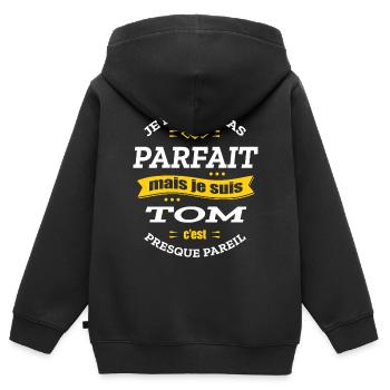 TOM PARFAIT - PRENOM TOM - Sweat Premium à capuche zippé enfant bio - noir - Dos - AI Model Kid Male (0cm)