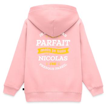 NICOLAS PARFAIT - PRENOM NICOLAS - Sweat Premium à capuche zippé enfant bio - rose - Dos - AI Model Kid Female (0cm)