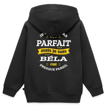 BÉLA PARFAIT - PRENOM BÉLA - Sweat Premium à capuche zippé enfant bio - noir - Dos - AI Model Kid Male (0cm)