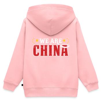 Nous sommes la Chine ! - Sweat Premium à capuche zippé enfant bio - rose - Dos - AI Model Kid Female (0cm)