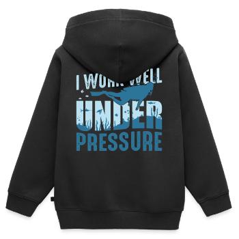 Je travaille bien sous pression - Sweat Premium à capuche zippé enfant bio - noir - Dos - AI Model Kid Male (0cm)