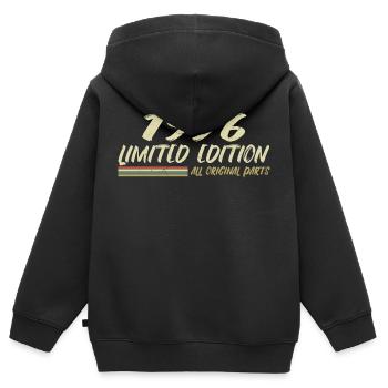 1996 Geburtstagsgeschenkidee 1996 - Kinder Premium Organic Zip Hoodie - Schwarz - Hinten - AI Model Kid Male (0cm)