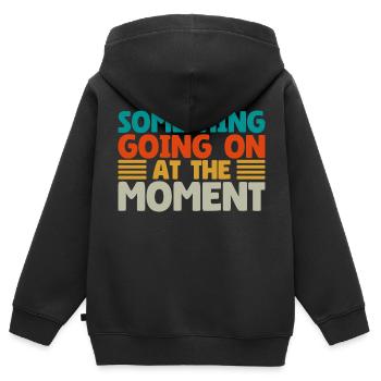 Quelque chose se passe en ce moment - Sweat Premium à capuche zippé enfant bio - noir - Dos - AI Model Kid Male (0cm)