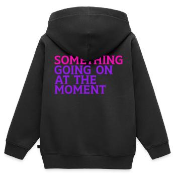 Quelque chose se passe en ce moment - Sweat Premium à capuche zippé enfant bio - noir - Dos - AI Model Kid Male (0cm)