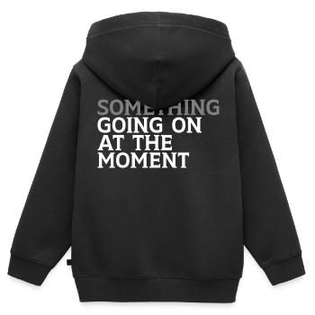 Quelque chose se passe en ce moment - Sweat Premium à capuche zippé enfant bio - noir - Dos - AI Model Kid Male (0cm)
