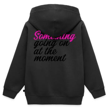 Quelque chose se passe en ce moment - Sweat Premium à capuche zippé enfant bio - noir - Dos - AI Model Kid Male (0cm)