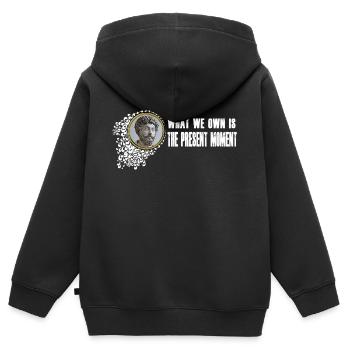 Marcus Aurelius - Wir besitzen den gegenwärtigen Moment - Kinder Premium Organic Zip Hoodie - Schwarz - Hinten - AI Model Kid Male (0cm)