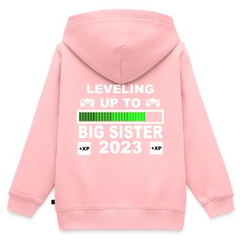 Big Sister 2023, Niveau de jeu supérieur - Sweat Premium à capuche zippé enfant bio - rose - Dos - AI Model Kid Female (0cm)