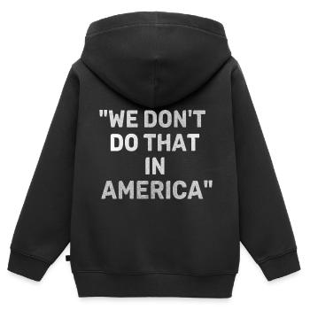"Das machen wir in Amerika nicht" Zitat der patriotischen USA - Kinder Premium Organic Zip Hoodie - Schwarz - Hinten - AI Model Kid Male (0cm)