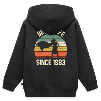 Meilleure épouse depuis 1983 - Sweat Premium à capuche zippé enfant bio - noir - Dos - AI Model Kid Male (0cm)