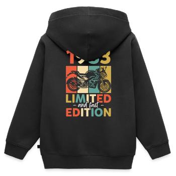 1983 - Edition limitée et rapide - Sweat Premium à capuche zippé enfant bio - noir - Dos - AI Model Kid Male (0cm)