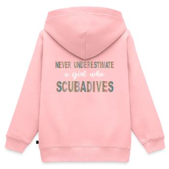 Ne sous-estimez jamais une fille qui fait de la plongée sous-marine - Sweat Premium à capuche zippé enfant bio - rose - Dos - AI Model Kid Female (0cm)