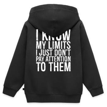 Ich kenne meine Grenzen, ich achte nur nicht auf sie - Kinder Premium Organic Zip Hoodie - Schwarz - Hinten - AI Model Kid Male (0cm)