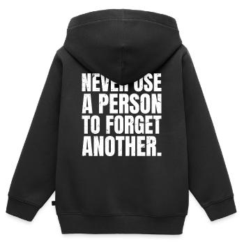 Niemals jemanden benutzen, um einen anderen zu vergessen - Kinder Premium Organic Zip Hoodie - Schwarz - Hinten - AI Model Kid Male (0cm)