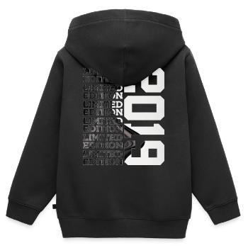 7 ANS ÉDITION LIMITÉE 2019 7E ANNIVERSAIRE - Sweat Premium à capuche zippé enfant bio - noir - Dos - AI Model Kid Male (0cm)