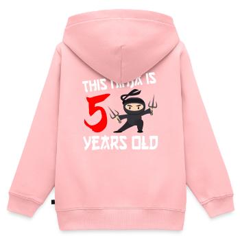 Ninja 5ème anniversaire - Sweat Premium à capuche zippé enfant bio - rose - Dos - AI Model Kid Female (0cm)