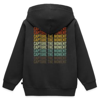 Capturer l’instant Moment photographe - Sweat Premium à capuche zippé enfant bio - noir - Dos - AI Model Kid Male (0cm)