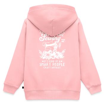 Ce n’est pas grave si vous n’aimez pas la couture... Drôle de couture Q - Sweat Premium à capuche zippé enfant bio - rose - Dos - AI Model Kid Female (0cm)