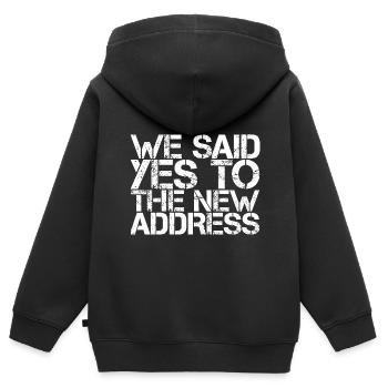 Nous avons dit oui à la nouvelle adresse 3 - Sweat Premium à capuche zippé enfant bio - noir - Dos - AI Model Kid Male (0cm)