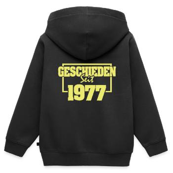 1977 - Kinder Premium Organic Zip Hoodie - Schwarz - Hinten - AI Model Kid Male (0cm)