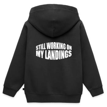 Toujours en train de travailler sur mes atterrissages 7 - Sweat Premium à capuche zippé enfant bio - noir - Dos - AI Model Kid Male (0cm)