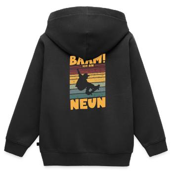 Bääm! Ich bin 9 - Kinder Premium Organic Zip Hoodie - Schwarz - Hinten - AI Model Kid Male (0cm)
