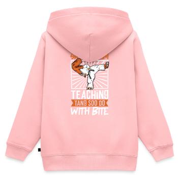 TREX - Sa Bum Nim - Tang Soo Do Trainer - Kinder Premium Organic Zip Hoodie - Rosa - Hinten - AI Model Kid Female (0cm)