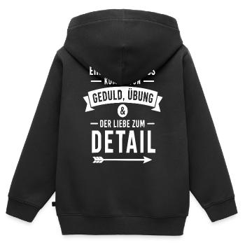 Geduld, Übung & Detail – Schuss-Motiv - Kinder Premium Organic Zip Hoodie - Schwarz - Hinten - AI Model Kid Male (0cm)
