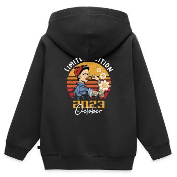 Né en octobre 2023 | Octobre 2023 - Sweat Premium à capuche zippé enfant bio - noir - Dos - AI Model Kid Male (0cm)