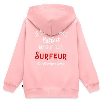 Pas parfait mais surfeur - Sweat Premium à capuche zippé enfant bio - rose - Dos - AI Model Kid Female (0cm)