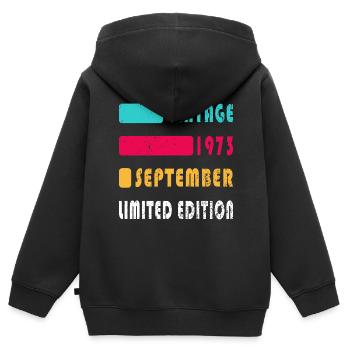Septembre 1973 Anniversaire Septembre 1973 Septembre - Sweat Premium à capuche zippé enfant bio - noir - Dos - AI Model Kid Male (0cm)