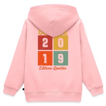 Octobre 2019 Vintage - Sweat Premium à capuche zippé enfant bio - rose - Dos - AI Model Kid Female (0cm)