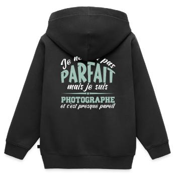 je ne suis pas parfaite mais je suis photographe - Sweat Premium à capuche zippé enfant bio - noir - Dos - AI Model Kid Male (0cm)