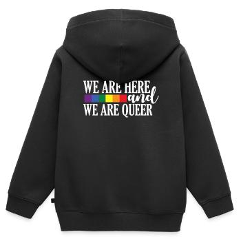 Nous sommes ici et nous sommes queer - Sweat Premium à capuche zippé enfant bio - noir - Dos - AI Model Kid Male (0cm)