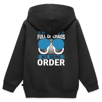 In einer Welt voller Chaos bringen wir Ordnung. - Kinder Premium Organic Zip Hoodie - Schwarz - Hinten - AI Model Kid Male (0cm)