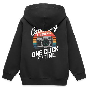 Capturer des instants, un clic à la fois. - Sweat Premium à capuche zippé enfant bio - noir - Dos - AI Model Kid Male (0cm)