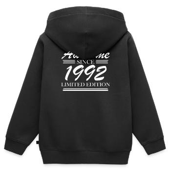1992 - Kinder Premium Organic Zip Hoodie - Schwarz - Hinten - AI Model Kid Male (0cm)