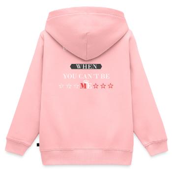 be you Sprüche Design - Kinder Premium Organic Zip Hoodie - Rosa - Hinten - AI Model Kid Female (0cm)