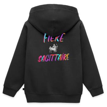 Fière sagittaire cadeau sagittaire signe zodiaque - Sweat Premium à capuche zippé enfant bio - noir - Dos - AI Model Kid Male (0cm)