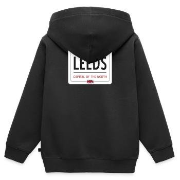 Ortsschild von Leeds - Kinder Premium Organic Zip Hoodie - Schwarz - Hinten - AI Model Kid Male (0cm)