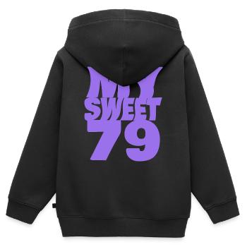 Sweet 79 - Kinder Premium Organic Zip Hoodie - Schwarz - Hinten - AI Model Kid Male (0cm)