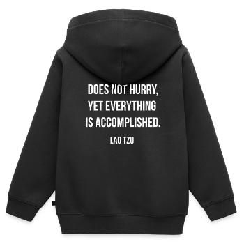 Lao Tzu-Zitat über das bewusste Tempo der Natur - Kinder Premium Organic Zip Hoodie - Schwarz - Hinten - AI Model Kid Male (0cm)