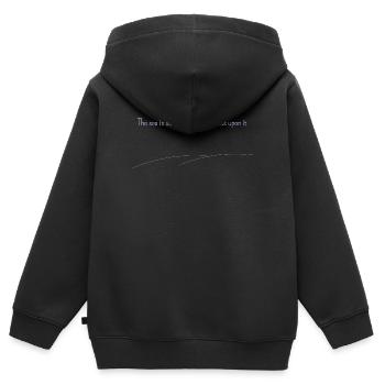 La mer est sûre parce qu’Il marche — pour les couleurs sombres - Sweat Premium à capuche zippé enfant bio - noir - Dos - AI Model Kid Male (0cm)