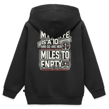 Meine Frau ist eine 10 und so sind ihre Meilen zu leeren - Kinder Premium Organic Zip Hoodie - Schwarz - Hinten - AI Model Kid Male (0cm)