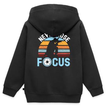 Ne perdez jamais la mise au point Photographe de résolution d’image - Sweat Premium à capuche zippé enfant bio - noir - Dos - AI Model Kid Male (0cm)