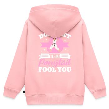 Lass dich nicht vom Pferdeschwanz täuschen MMA Taekwondo Girl - Kinder Premium Organic Zip Hoodie - Rosa - Hinten - AI Model Kid Female (0cm)
