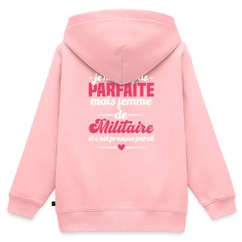 Pas parfaite mais femme de militaire - Sweat Premium à capuche zippé enfant bio - rose - Dos - AI Model Kid Female (0cm)
