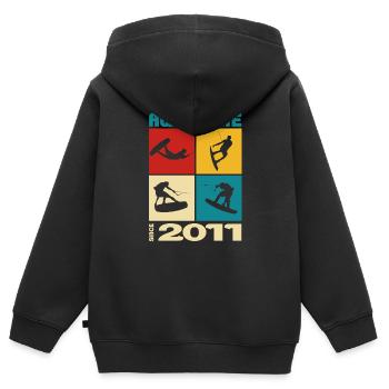 Awesome since 2011. Wakeboard Lifestyle - Kinder Premium Organic Zip Hoodie - Schwarz - Hinten - AI Model Kid Male (0cm)