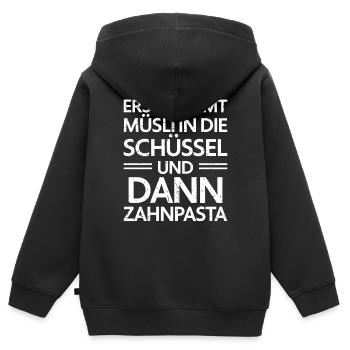 Erst Müsli in die Schüssel und dann Zahnpasta - Kinder Premium Organic Zip Hoodie - Schwarz - Hinten - AI Model Kid Male (0cm)